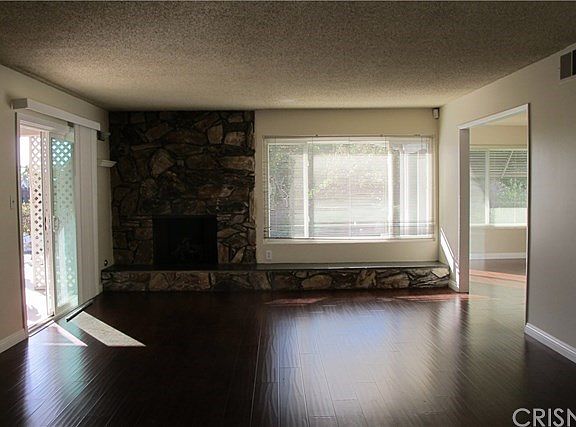 Living rm w/fireplace