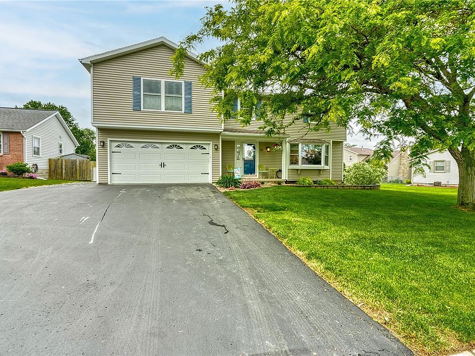 1st image of 17 Fraser Dr