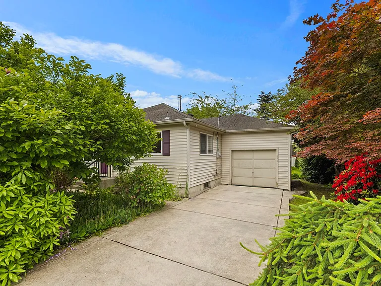 295 NE Alder St — Photo 5