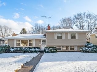 140 Robin Hill Dr, Naperville, IL 60540