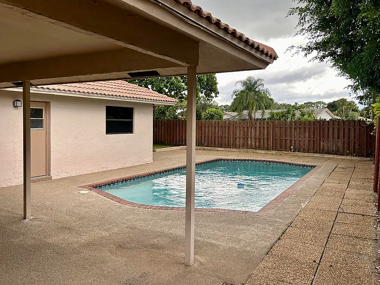 6162 Amberwoods Dr — Photo 32
