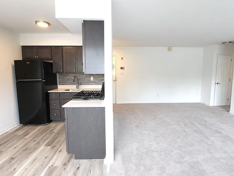 West Walnut Lane Apartments — Photo 36