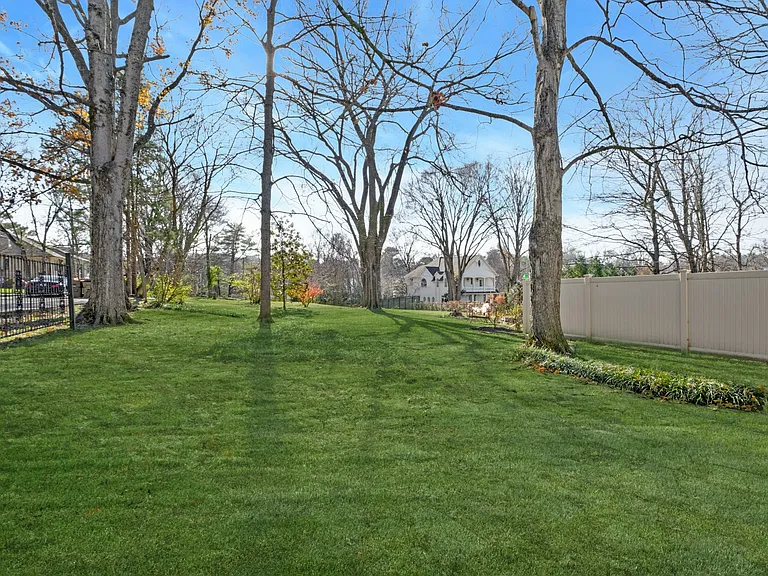 1005 Glendale Ln — Photo 27