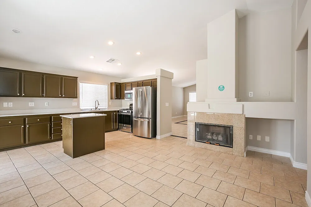 3 bed, 2.0 bath, 1298 sqft, $2,060 — Photo 4