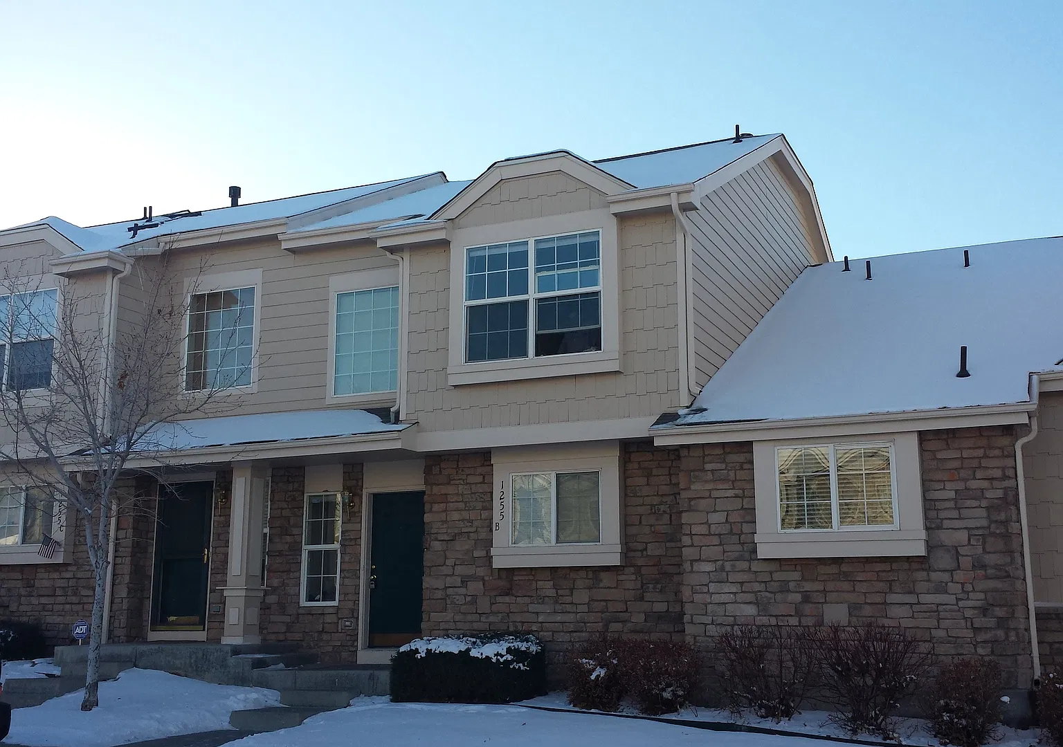 Adorable & Roomy 3 Bed 2 1/2 Bath Townhome Steps From Buckley AFB — Photo 1