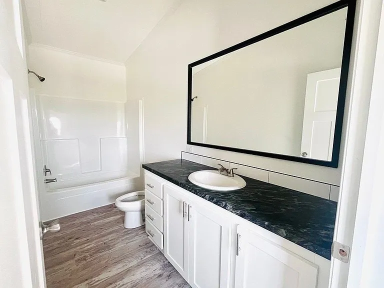Dwelling at New Braunfels — Photo 43
