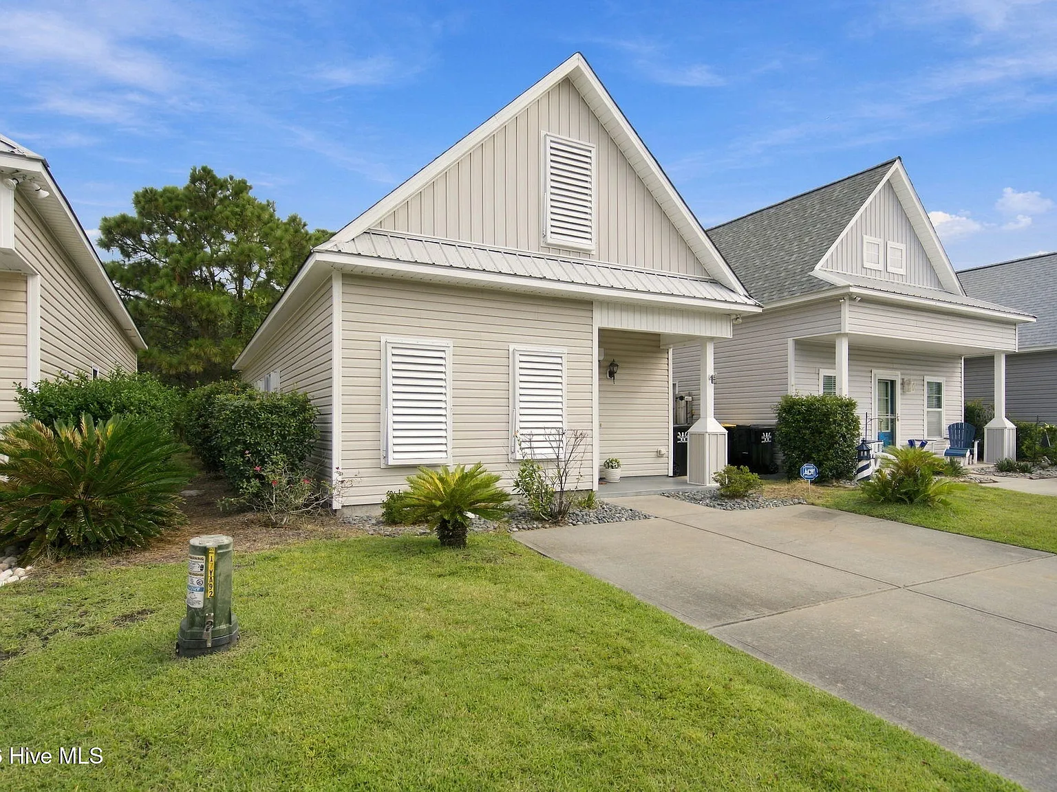 3 bed, 3.0 bath, 1243 sqft, $2,300 — Photo 2