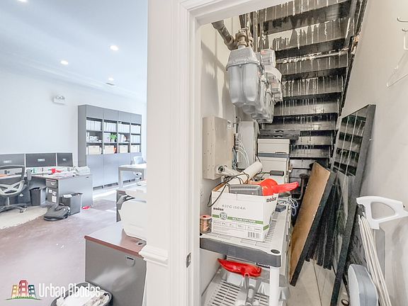 5th image of 1724 W Belmont Ave
