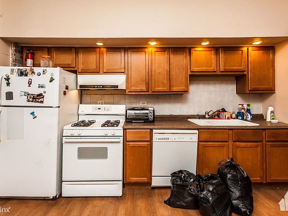 2nd image of 2057 W Roscoe St #1A