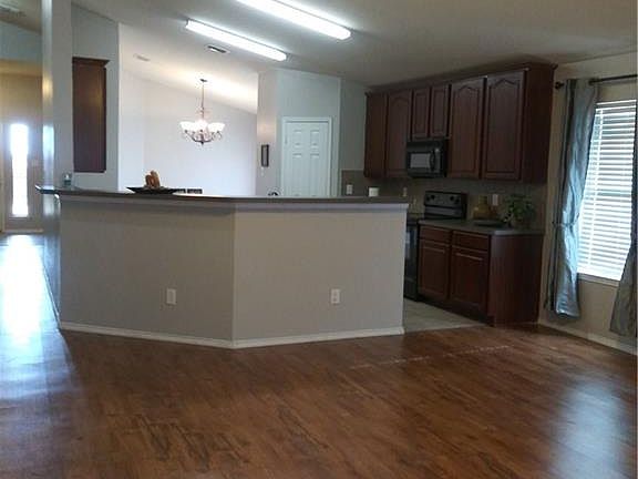 3rd image of 1404 Millbrook Ln