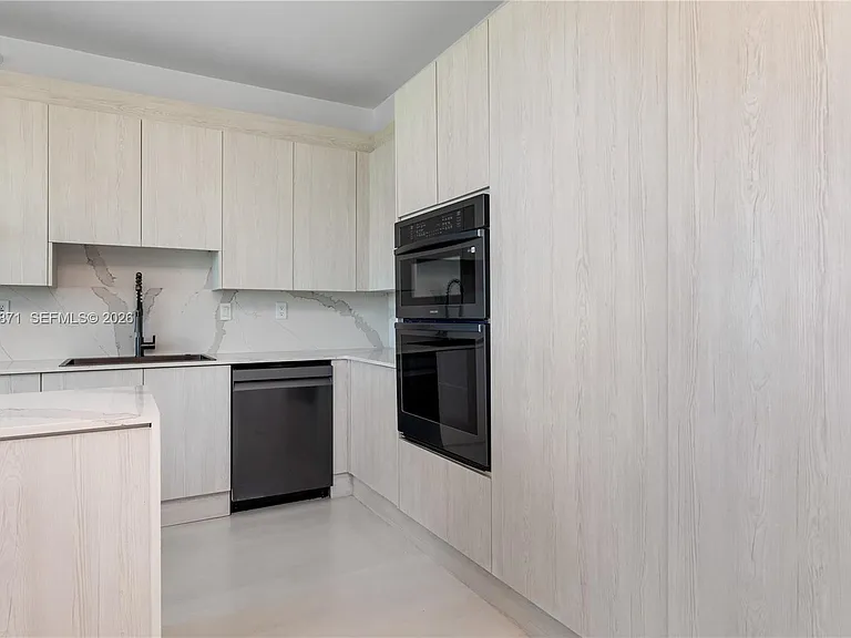 300 S Pointe Dr #907 — Photo 18