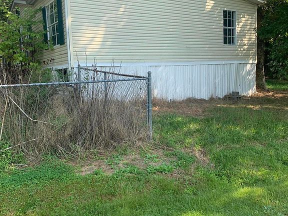 4th image of 703 Pine Woods Rd
