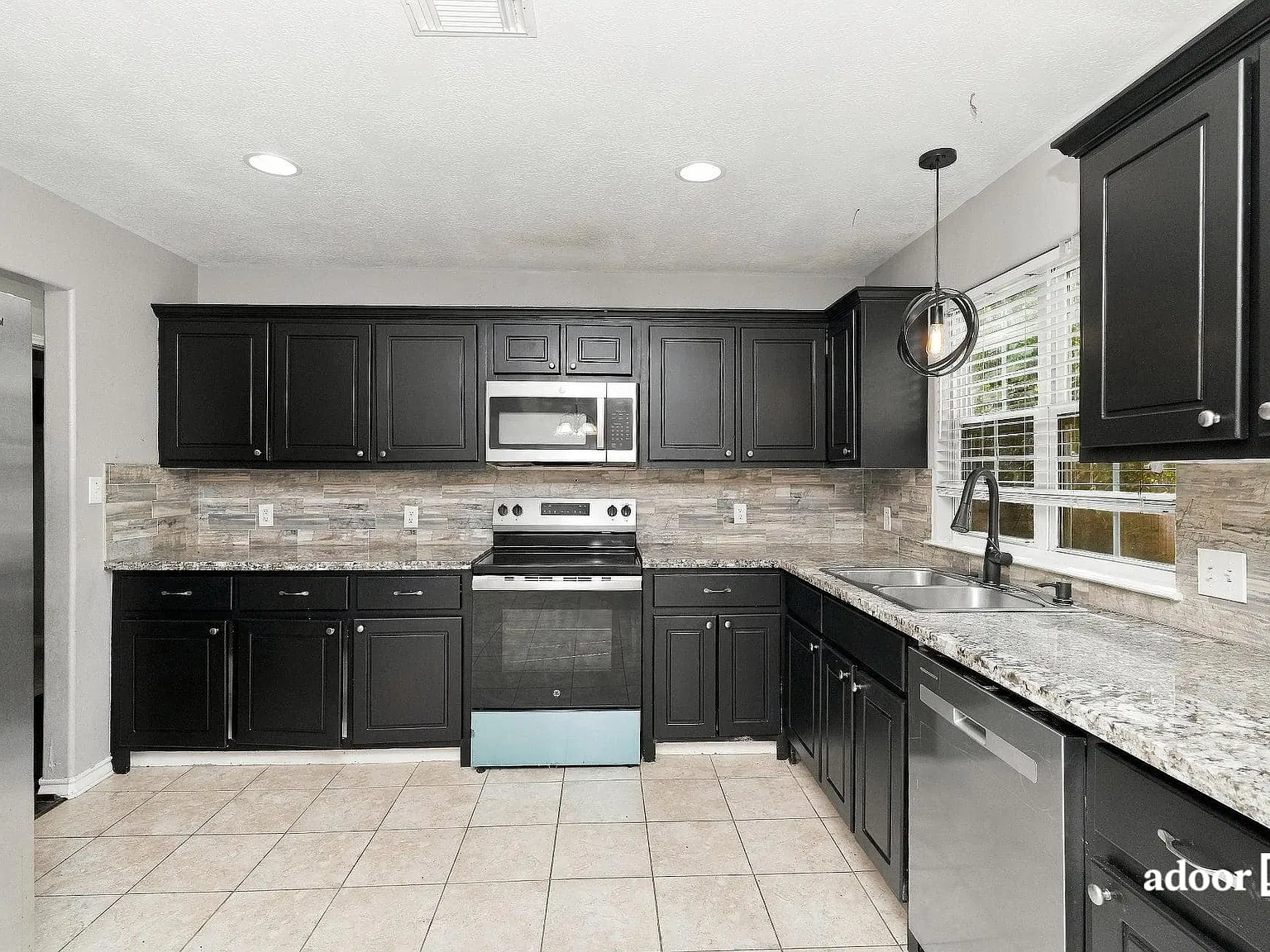 4 bed, 2.5 bath, 1807 sqft, $1,895 — Photo 3