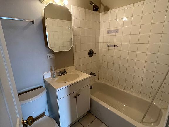 5th image of 3039 N Lincoln Ave APT 3E
