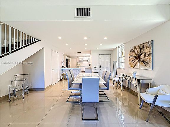 4th image of 952 Sevilla Cir