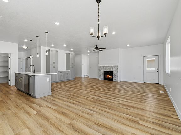 4th image of 3938 N Wood Rd