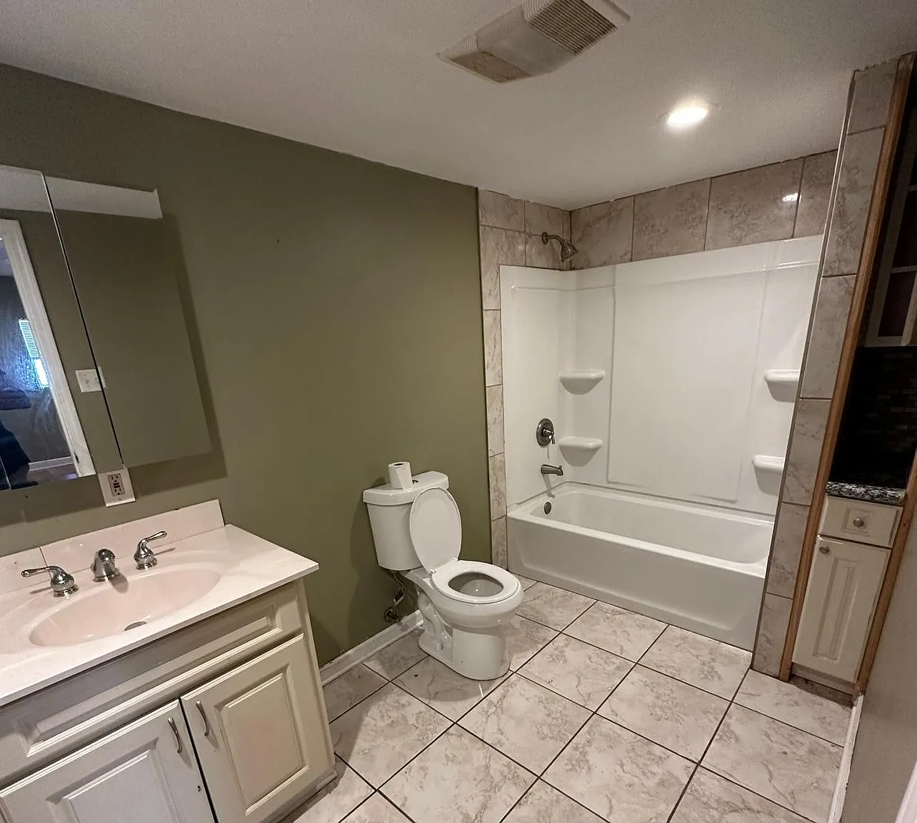 4 bed, 2.5 bath, 1700 sqft, $1,400 — Photo 3