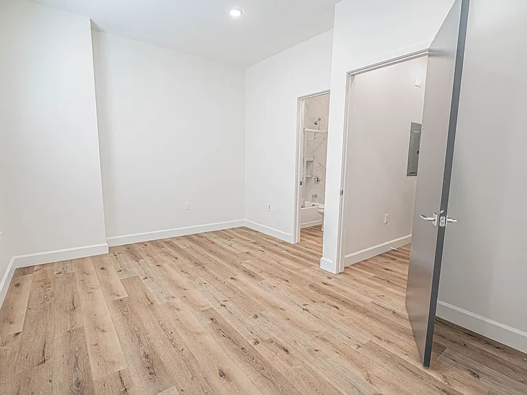 14550 Burbank Blvd #105 — Photo 7