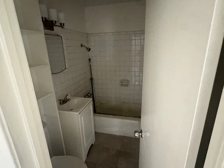 1114 Main St — Photo 5