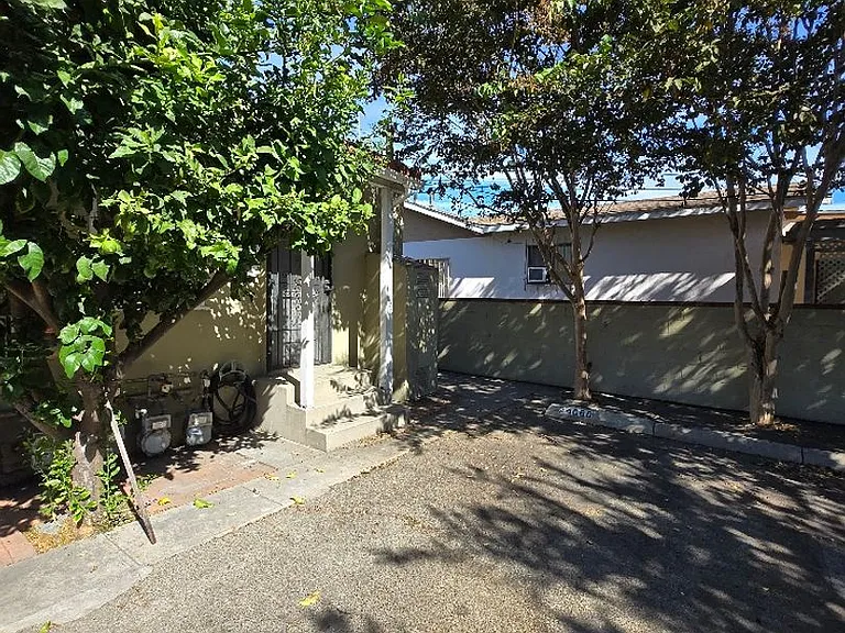 2406-2408 2410 Fernleaf St — Photo 12
