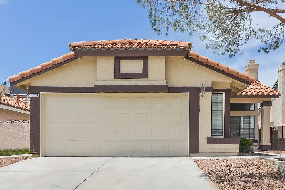 3 bed, 2.0 bath, 1238 sqft, $2,020 — Photo 1