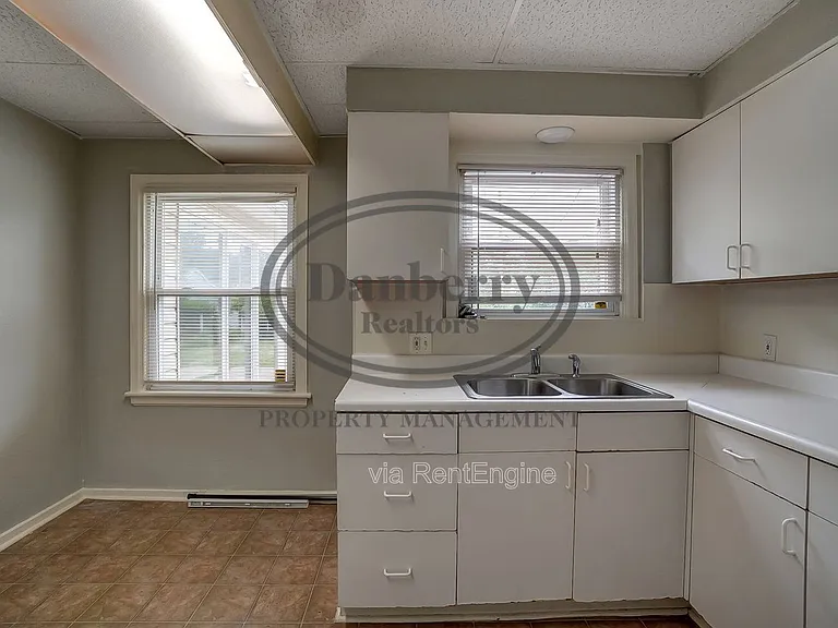 1017 Searles Rd — Photo 8