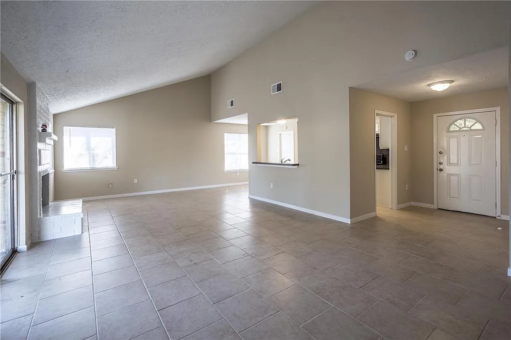 20010 Fort Dodge - Ask About Our No Security Deposit Option! — Photo 4
