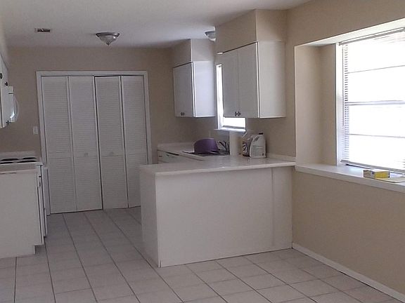Kitchen/dining area.