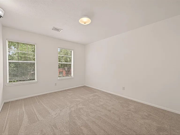 2431 Parkwood Ln — Photo 13