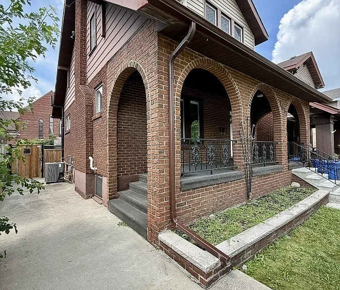 1677 Victoria Ave — Photo 63