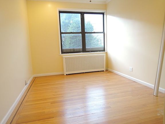 4th image of 2815 47th St APT 1R