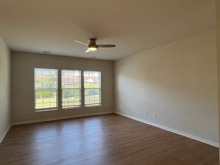 416 Charleville Ct — Photo 14