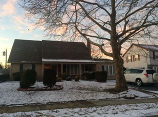 22 Earnshaw Ln, Willingboro, NJ 08046