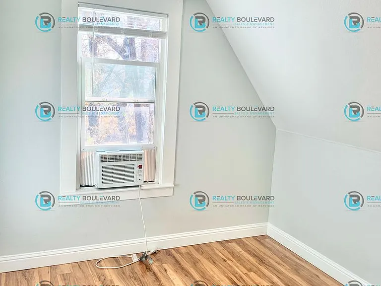 662 1/2 Eureka Ave — Photo 11