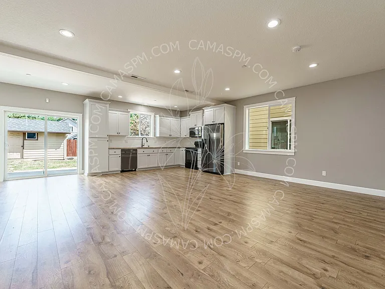 620 NW Ivy St — Photo 5