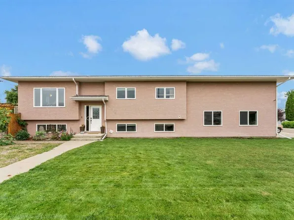 938 N 6th St SE, Redcliff, AB T0J 2P0