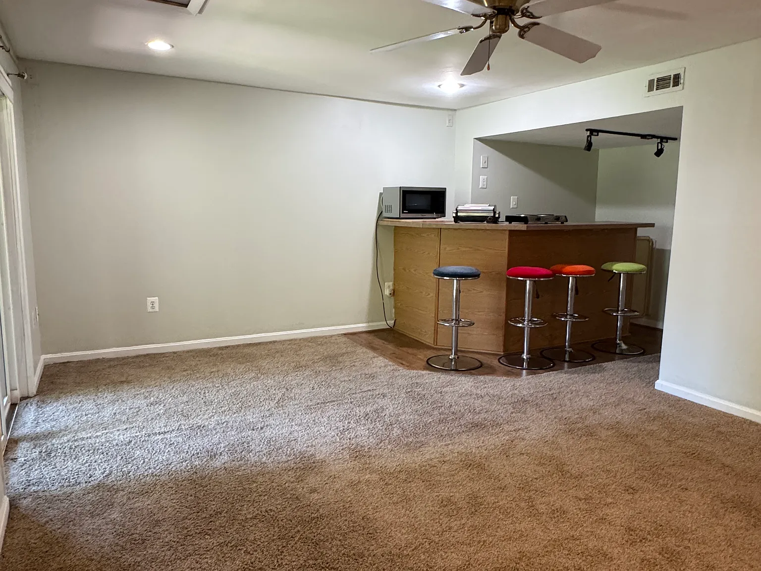 Studio, 1300 sqft, $1,000 — Photo 2