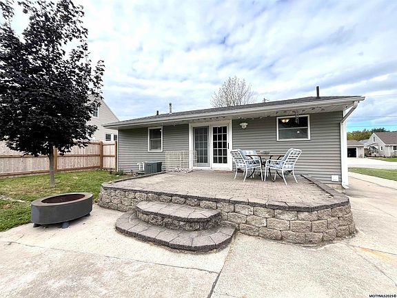 3rd image of 663 10th St NE