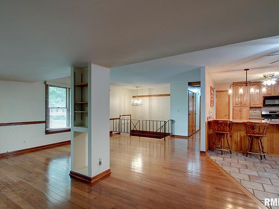 3rd image of 2625 Woodale Ct