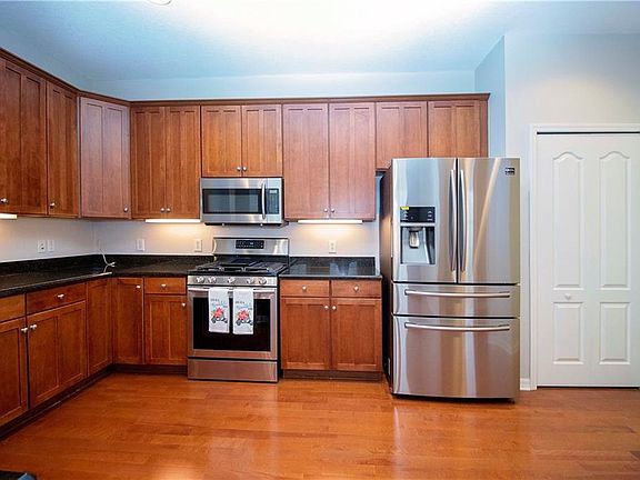 5th image of 15743 Phoebepark Ave