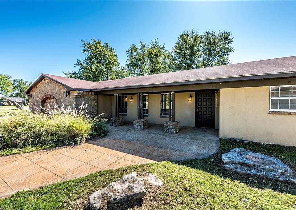 1st image of 2203 Meadowbrook Dr