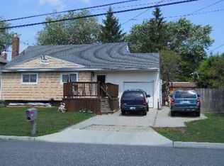 13 Days Ave, Selden, NY 11784