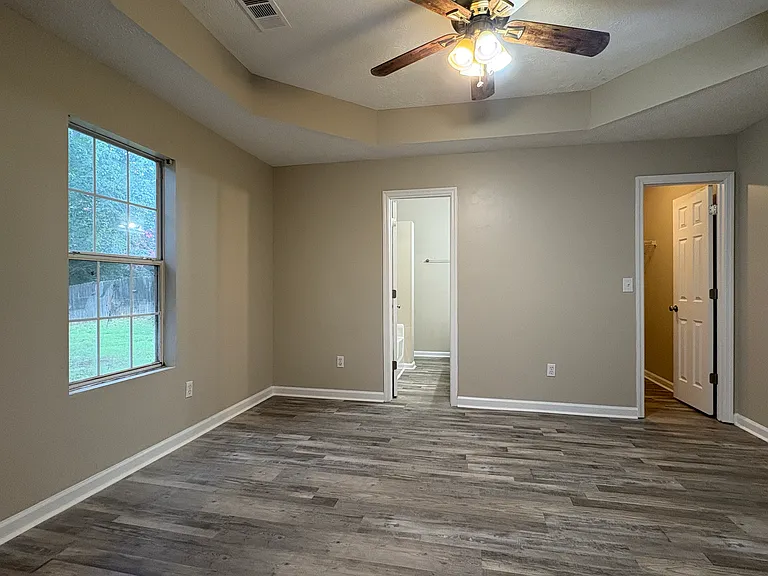 1404 Douglas St — Photo 12
