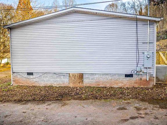 2nd image of 220 Jerry Ln