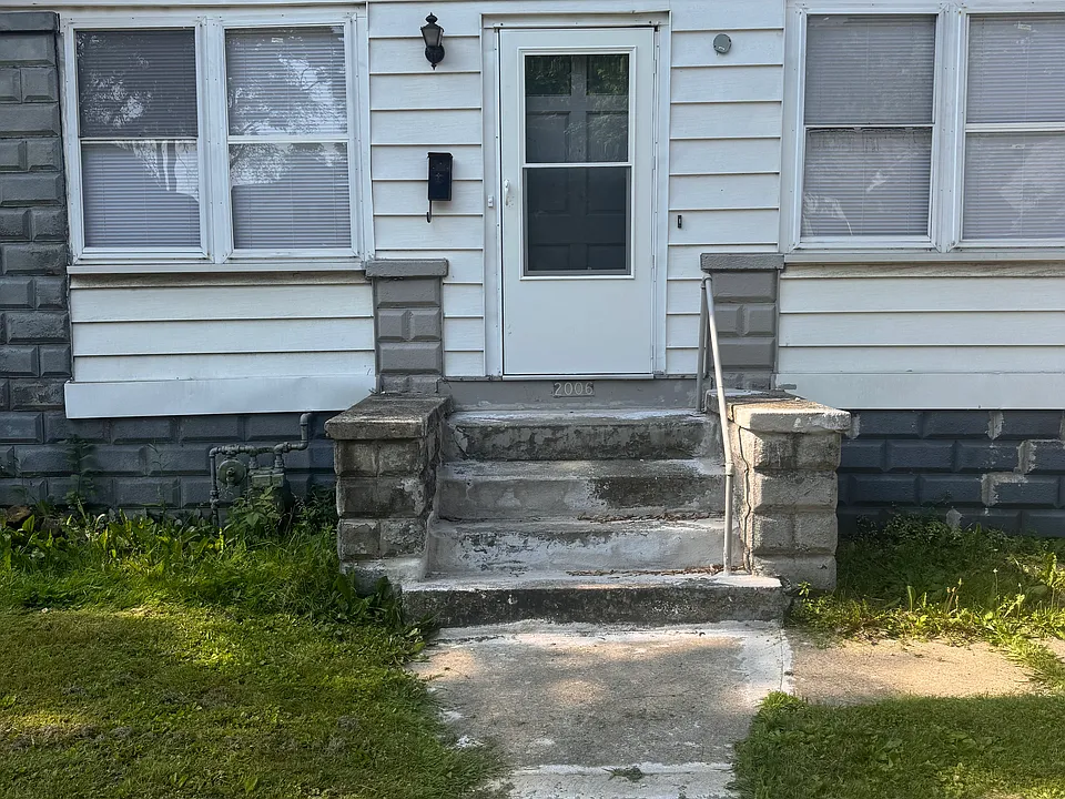 2006 W Howett St