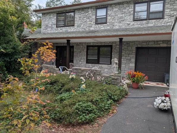 18 Daron Ln, Commack, NY 11725