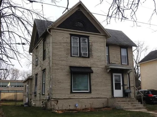 713 S Chicago Ave, Freeport, IL 61032