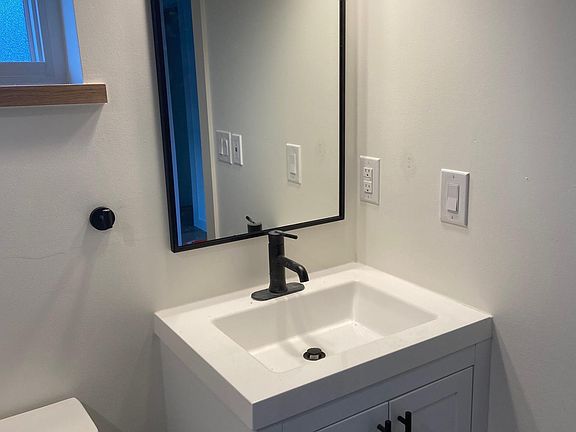 Full bath (downstairs)