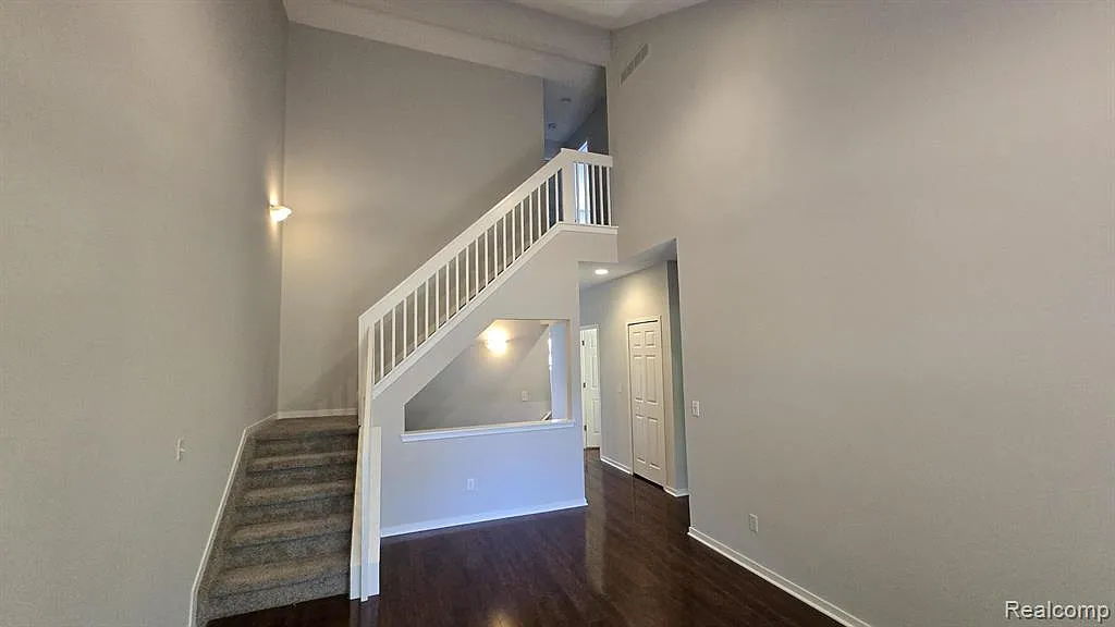 2 bed, 2.5 bath, 1324 sqft, $2,295 — Photo 4