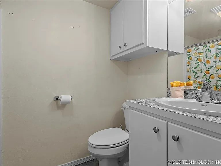 1449 S Oak Ave — Photo 9